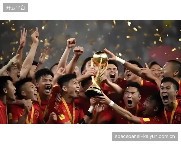 上港前场攻击手储备面临考验,07年小将欧阳嘉鑫或在夏窗补报进入一队。 上港前场攻击手储备面临考验,07年小将欧阳嘉鑫或在夏窗补报进入一队。